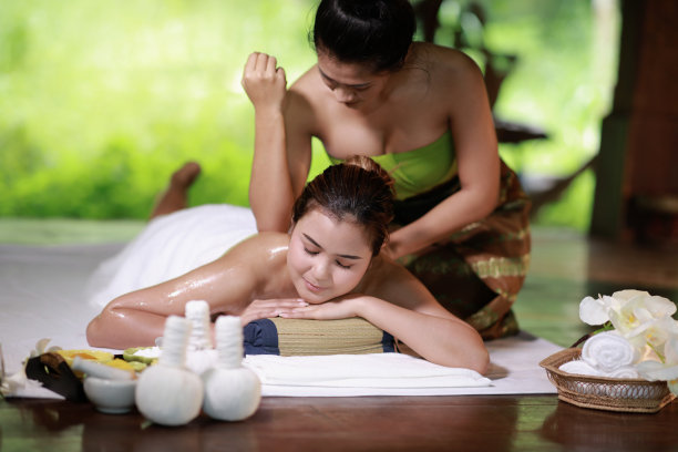 肖像传统的泰国按摩，水疗和健康的概念图片下载