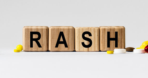 上面写着"皮疹"的立方体保健的概念。图片下载