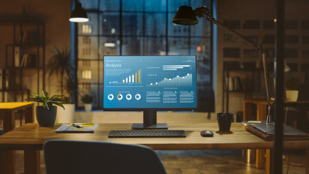 桌面电脑与统计图表，图表和各种数据的照片，显示公司的增长和成功。在背景温暖的夜晚照明和开放空间工作室与城市窗户景观。图片下载