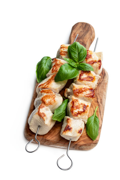 烤鸡胸肉与罗勒串上孤立的白色图片下载