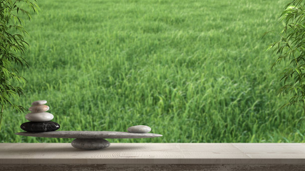 木质复古的桌子或架子与石头平衡，越过模糊草地全景与绿草，风水，禅意的概念建筑室内设计图片下载