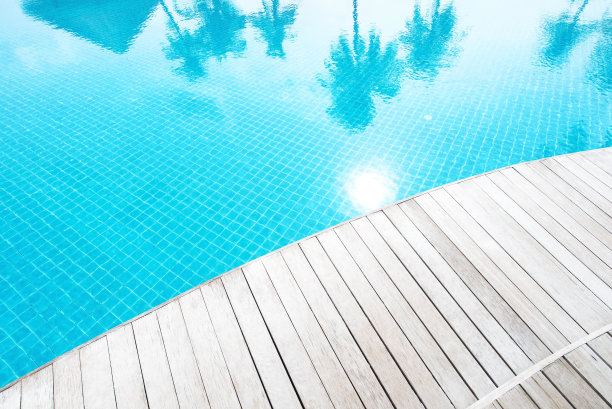 热带度假泳池旁的木制露台图片下载