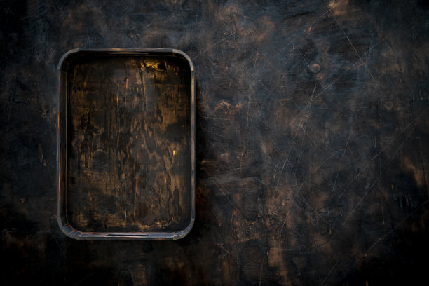 古董木托盘在黑暗的穆迪木垃圾背景图片下载