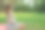 美丽的孕妇坐在草地上的地毯上，闭上眼睛以瑜伽莲花的姿势冥想，把你的腹部放在自然的背景上。图片下载