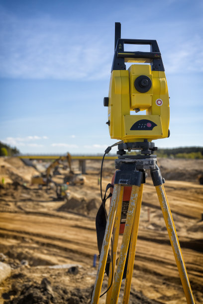 公路建筑工地的土地测量设备图片下载