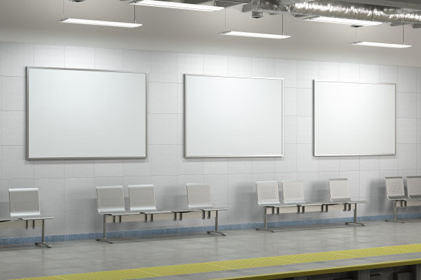 三个空白的水平海报模拟在地铁车站的墙上。图片下载