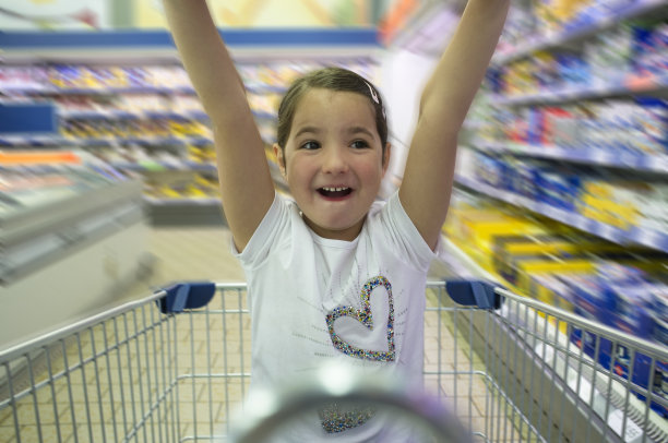 小女孩在超市玩得很开心。图片下载