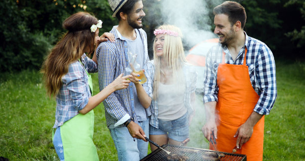 朋友们野营和烧烤图片下载