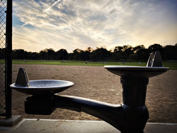 空旷棒球场的饮水机图片下载