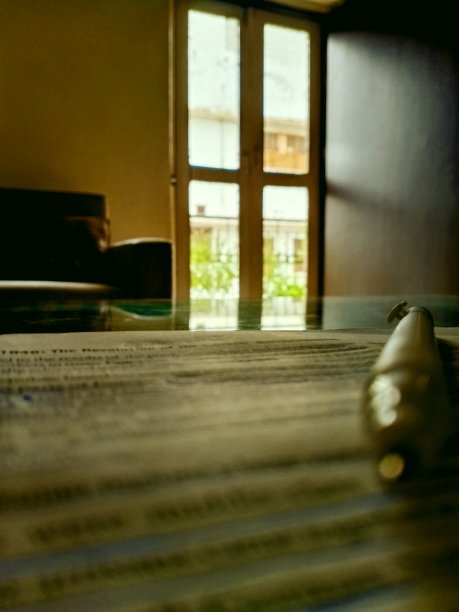 书和一支笔指向我图片下载