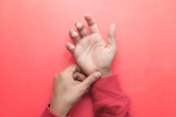 红色背景上有手痛的男子图片下载