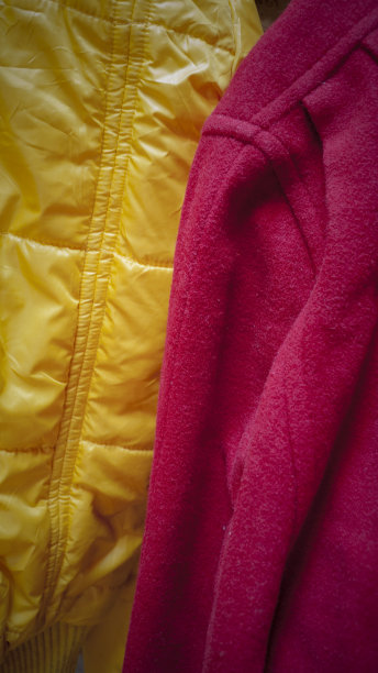 黄色的羽毛和红色的羊毛图片下载