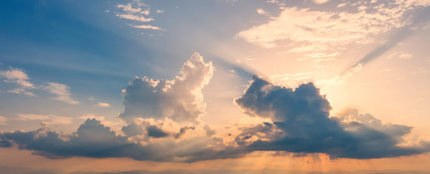 日落时，阳光和云彩点缀着绚丽多彩的天空。图片下载