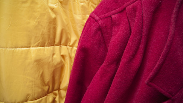 黄色的羽毛和红色的羊毛图片下载