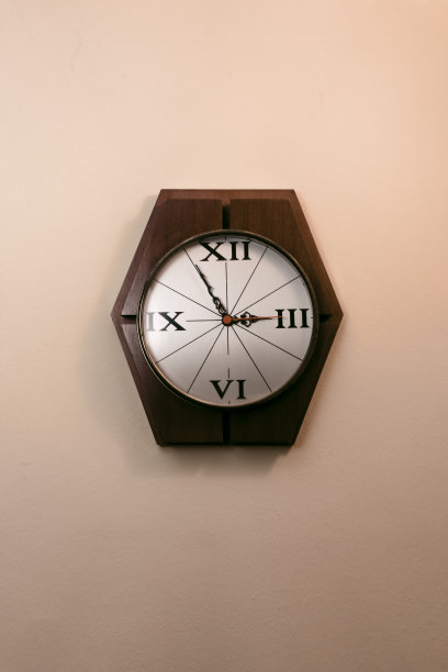 挂在墙上的老式时尚时钟图片下载