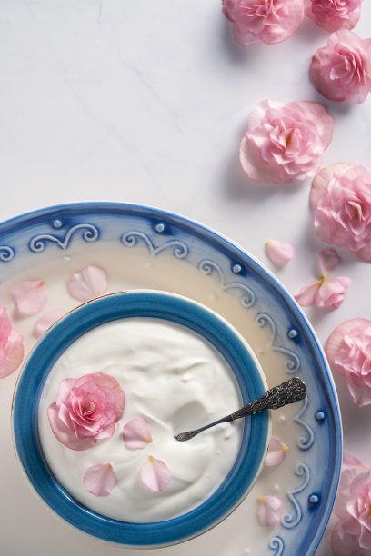 白色的酸奶，蓝色的碗，粉红色的海棠花早餐图片下载