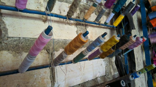 缝纫用的彩色纱线线轴图片下载