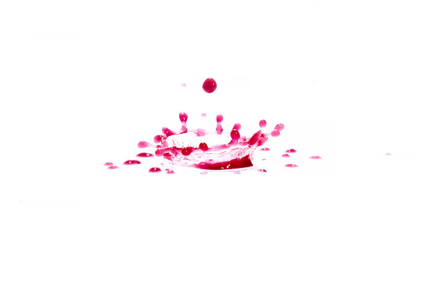 红色的水溅在白色的背景上图片下载