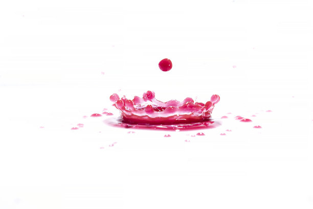 红色的水溅在白色的背景上图片下载