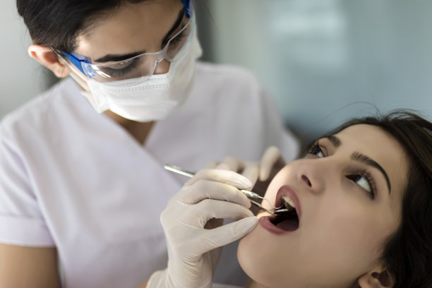 女牙医与年轻女病人在牙科诊所图片下载