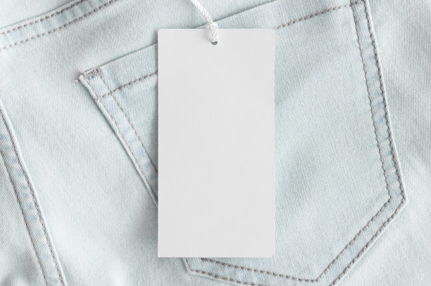 牛仔裤上的白色衣服标签模型。图片下载