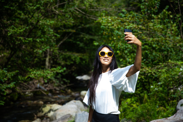 一个年轻的成年女性在利蒙·皮埃蒙特打电话图片下载