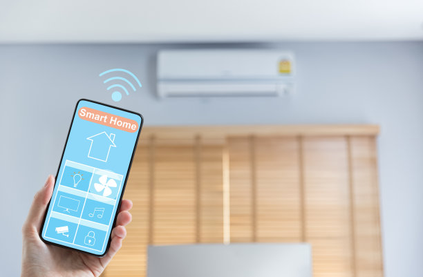 手持手机与智能的主屏幕图片下载