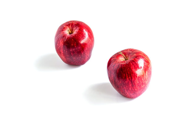 2个红苹果从右上角分开并孤立在白色背景上，红苹果在白色背景上用于产品广告，文本空间填充用Cut the route, with cutting path。图片下载