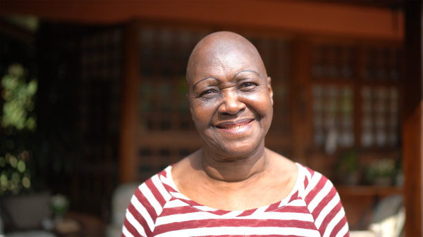 一位在家的资深女士的肖像图片下载