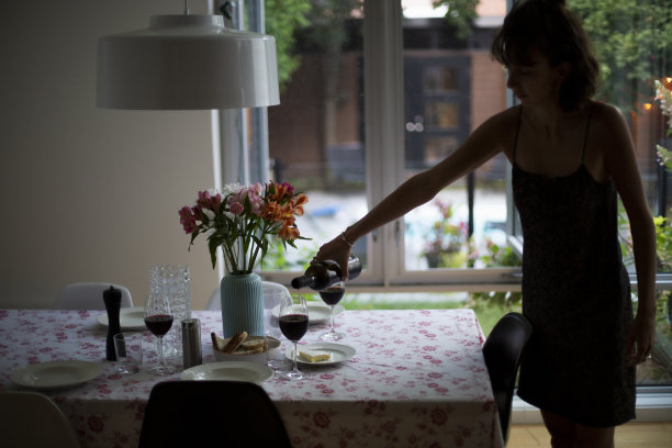 年轻女子倒酒图片下载