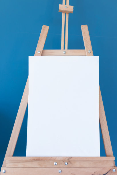 画架与垂直画布上的蓝色背景图片下载