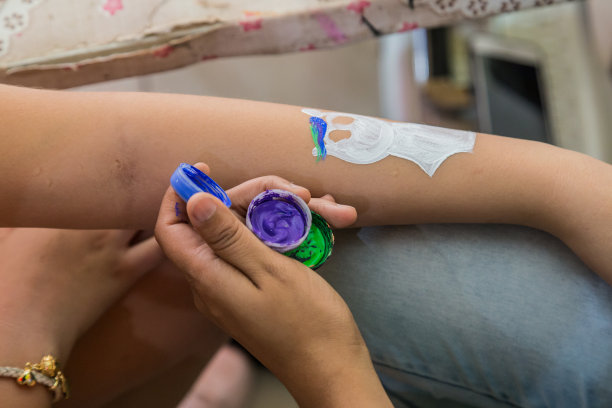 画儿童手臂的人。图片下载