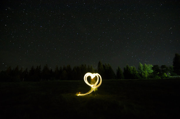 心形的轻字图片下载