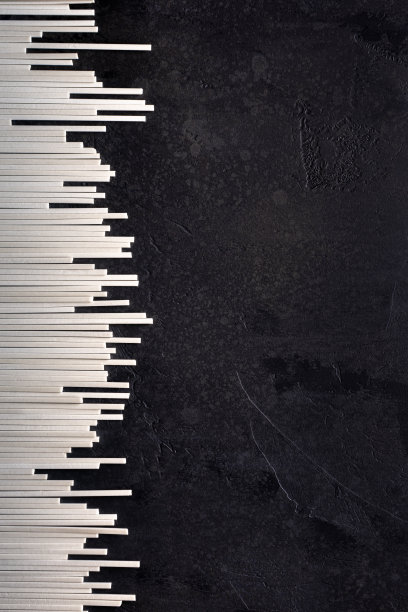 日本面条在垂直的黑色背景图片下载