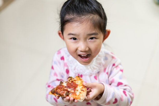 可爱女孩吃披萨图片下载