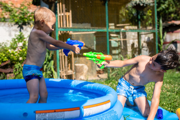 两个可爱的男孩打水枪图片下载
