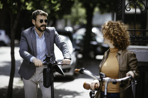 愉快的商业伙伴聊天和散步在城市户外库存照片图片下载