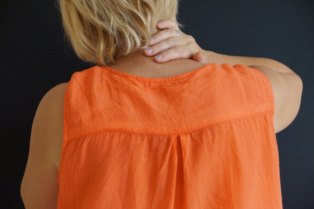 女人捏痛脖子，后视镜特写图片下载