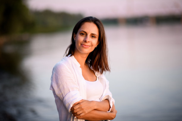 年轻的微笑黑头发的女人在白色衣服的肖像图片下载