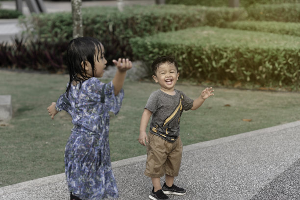 孩子们玩花园水喷灌机股票照片图片下载