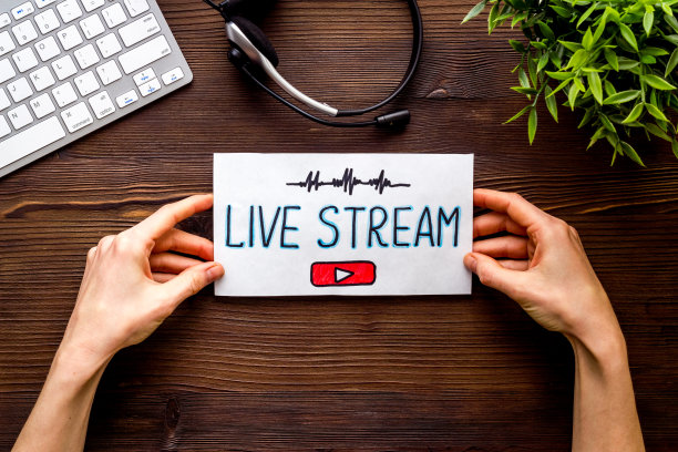 在线流媒体社交媒体概念。写字板在办公桌上俯视图图片下载