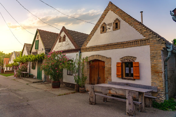 Hajos- baja葡萄酒产区的建筑风格，以拥有1200个小酒窖的Hajos博物馆式多彩的酒窖村而闻名图片下载