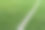 球场上绿草白边线。人造草皮足球场。人造绿草纹理。露天体育场中的人造足球场图片下载