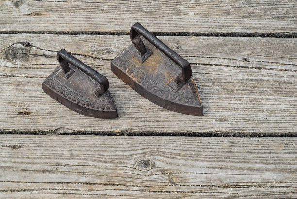 古老的古董熨斗在古老的木制背景上图片下载