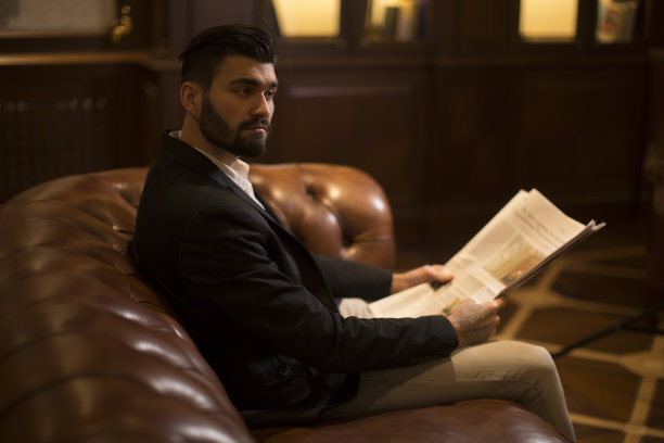 读报纸的现代商人图片下载