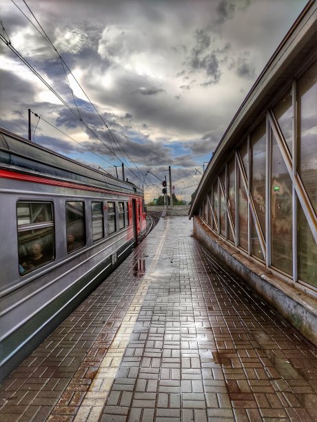 莫斯科火车站站台“Perovo”和郊区列车，HDR编辑图片下载