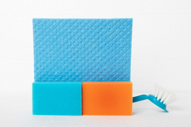 清洁家具、地毯、地板。海绵，抹布，刷子在白色的背景上图片下载