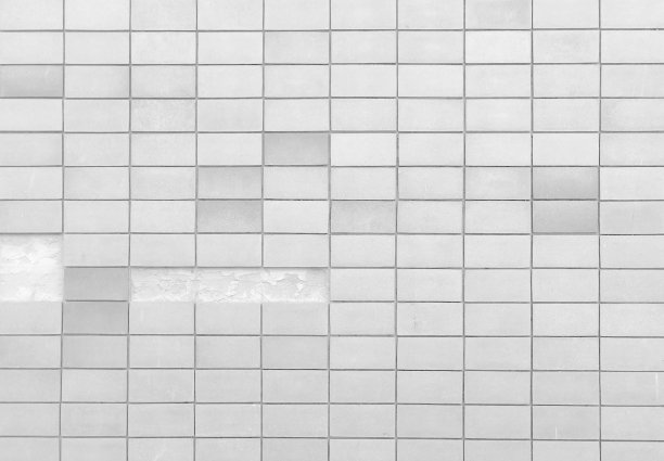 精致的橙色烧焦瓷砖，墙壁上的小块砖，因为技术人员的非标准工作而脱落，旧的橙色瓷砖墙壁和一些开槽的瓷砖作为背景。黑白概念图片下载