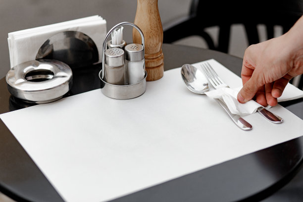 服务员把桌子拉近了图片下载