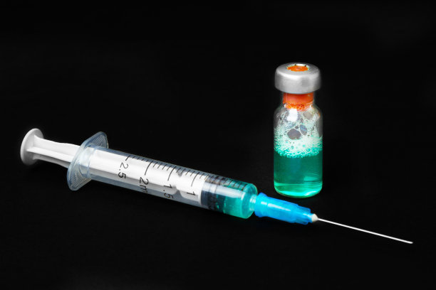 注射器隔离在黑色背景上图片下载